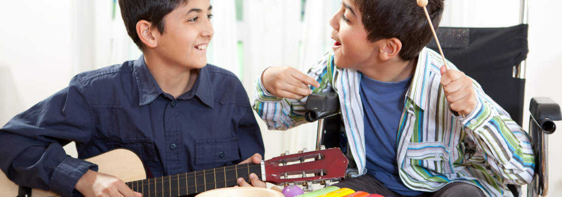 Abbildung zwei Kinder spielen Gitarre und Xylophon 