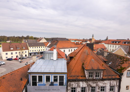 Abbildung Luftaufnahme über den Dächern der Stadt Neuburg-Schrobenhausen