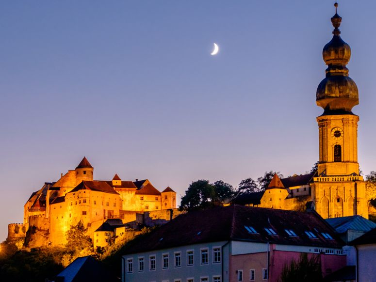 Abbildung Altstadt Altötting beleuchtet bei Nacht
