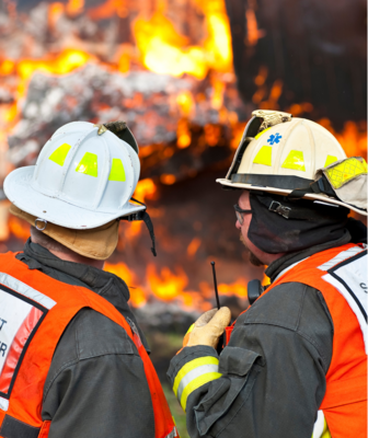 Abbildung zwei Feuerwehrmänner mit Schutzausrüstung unterhalten sich