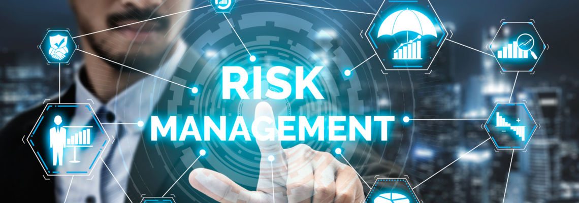 Abbildung ein Mann drückt auf einen "Risk Management" Button