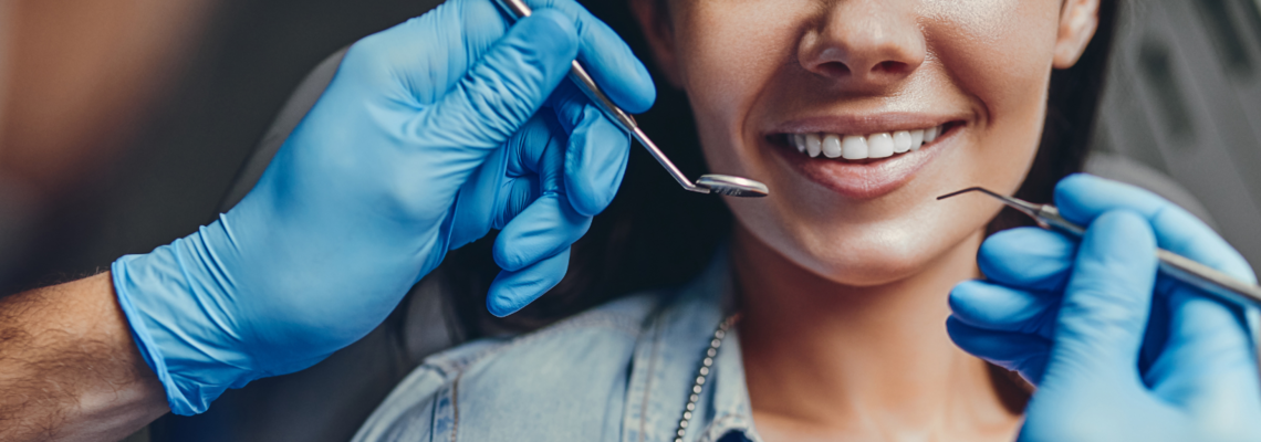 Abbildung ein Zahnarzt geht mit Werkzeug auf einen Patienten Mund zu