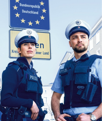 Abbildung zwei Polizisten stehen an der Grenze