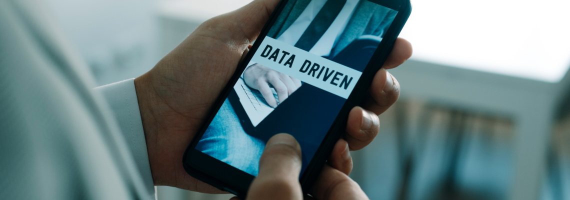 Abbildung Handy mit der Abbildung und Beschriftung mit "Data Driven"