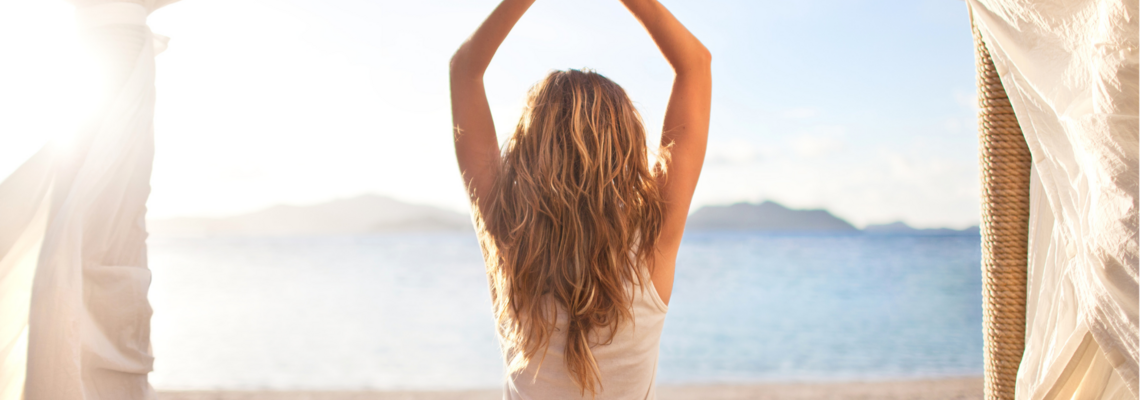 Abbildung Frau mit langen Haaren macht Yoga an einem Strand 