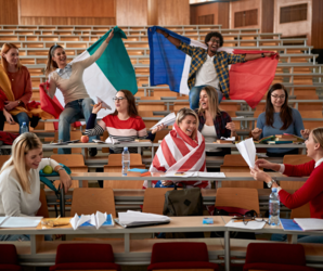 Abbildung mit jungen Menschen die eine amerikanische, eine italienische und eine französische Flagge in die Luft halten
