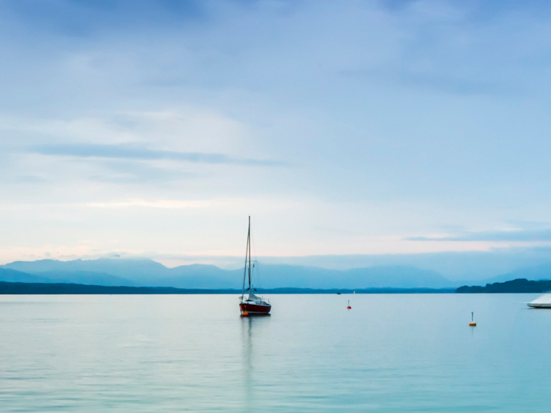 Abbildung Starnberger See mit Boot auf dem See